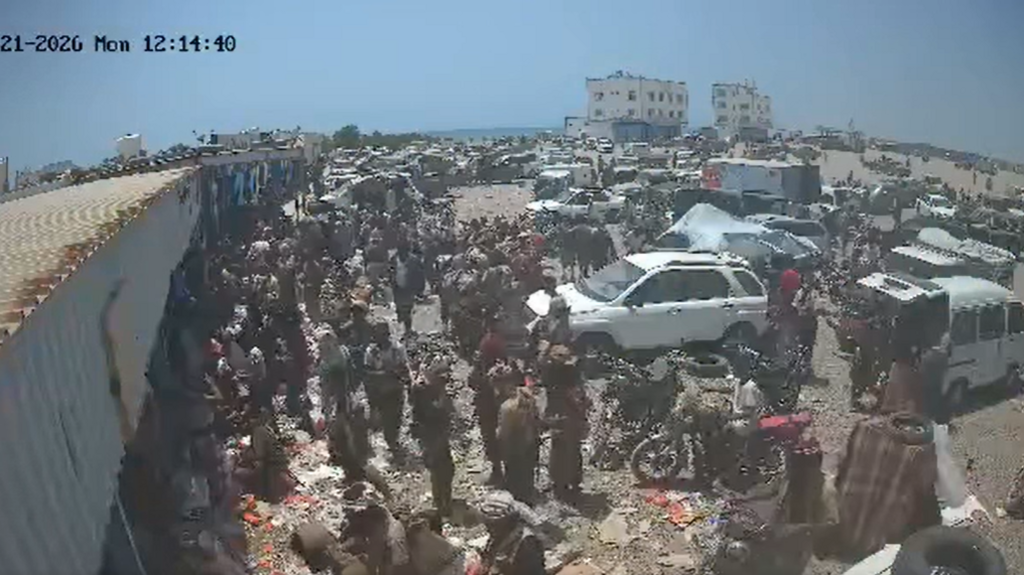 اليمن: ما الذي نعرفه عن الهجوم الدامي على سوق قرب باب المندب؟