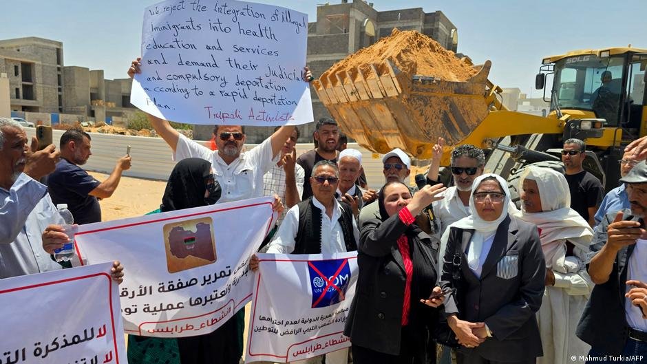 اقتحام ومخاوف وخطاب كراهية.. الوجه الآخر لأزمة الهجرة في ليبيا