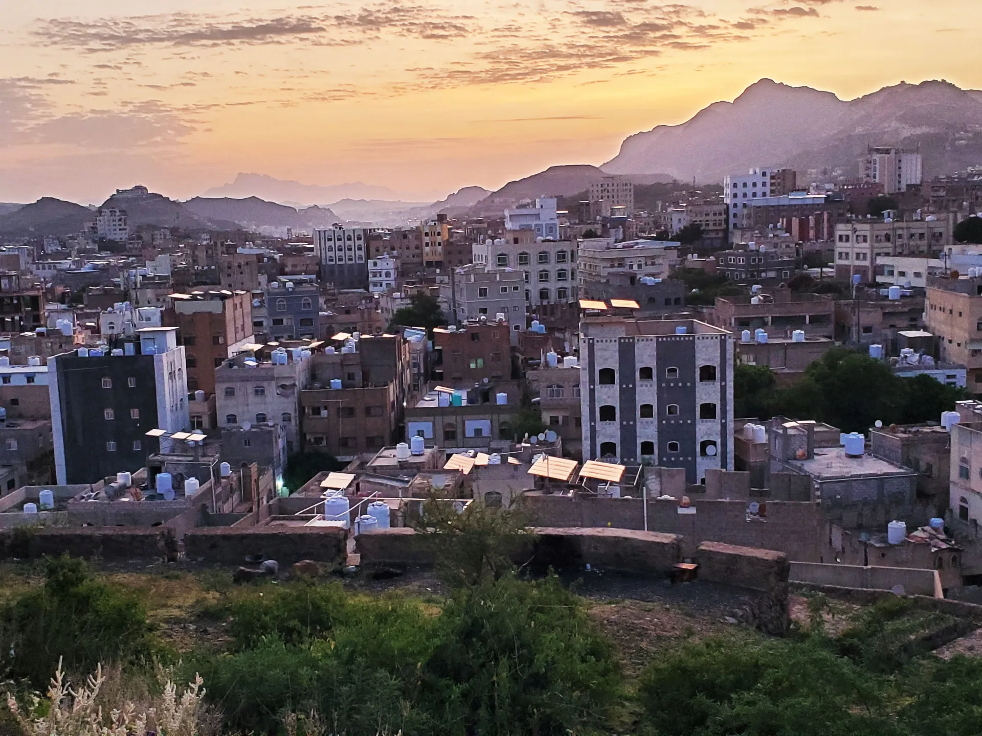 بالصور.. يوم كامل في تعز على إيقاع المواجهات