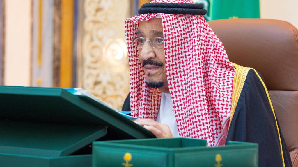 العاهل السعودي يصف الحوثيين بـ"ميليشيا إرهابية" والجماعة تتهم الرياض بشن ضربات دامية على مواقعها