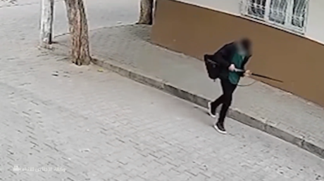 كاميرات المراقبة توثق طالبا مسلحا أطلق النار أمام مدرسة ثانوية في غرب تركيا