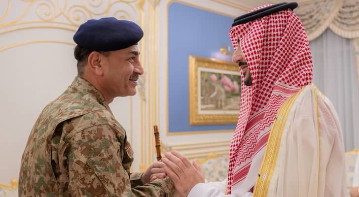 وزير الدفاع السعودي يبحث مع قائد الجيش الباكستاني الاعتداءات على مكة المكرمة