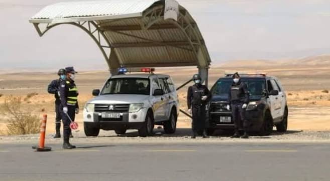 الدوريات الخارجية: ضبط مركبة تقل 14 راكبا بالصندوق الخلفي على طريق المطار واستنفار مروري