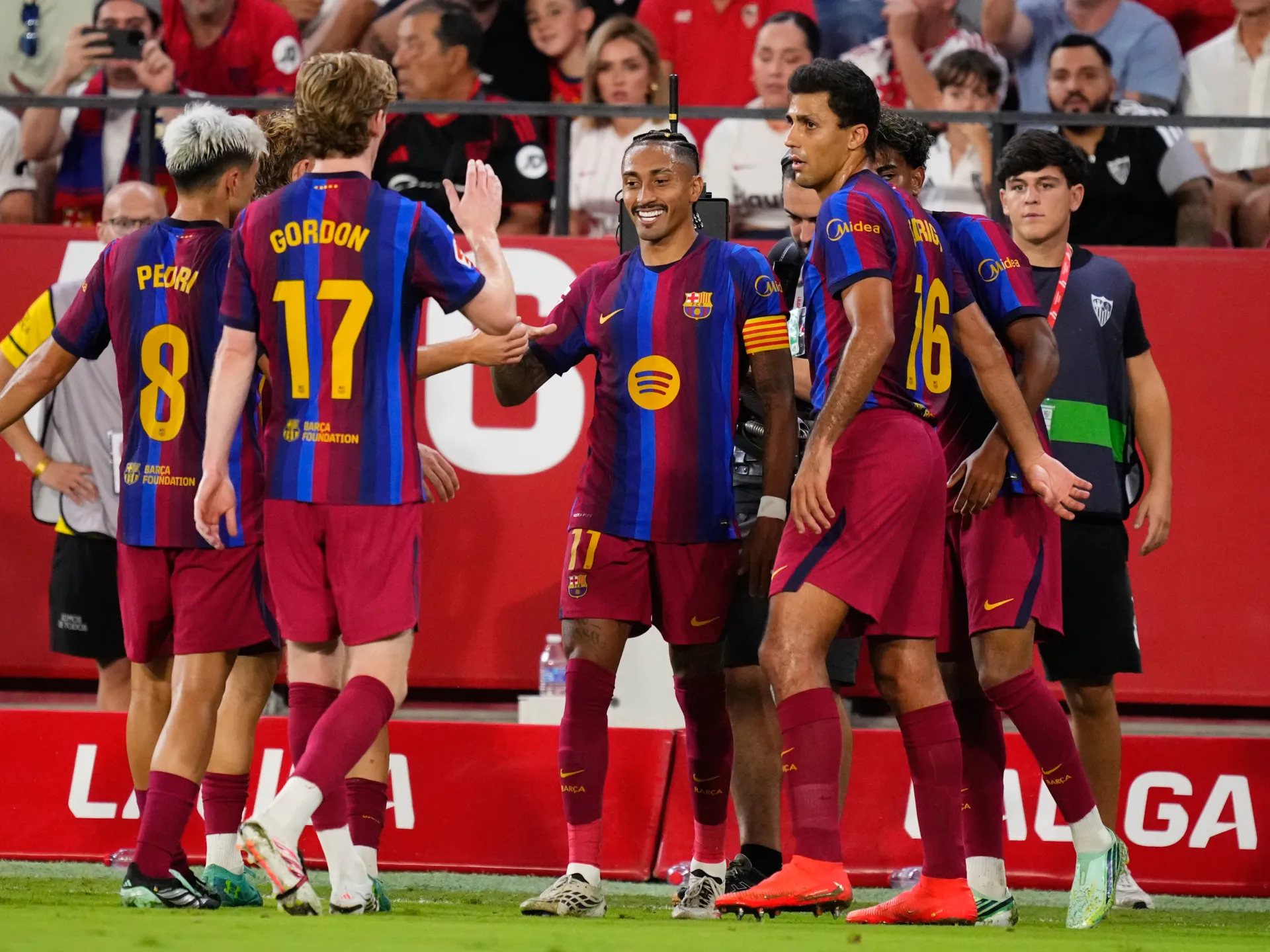 برشلونة يسجل الانتصارات في الملعب.. والخسائر في الميزانية
