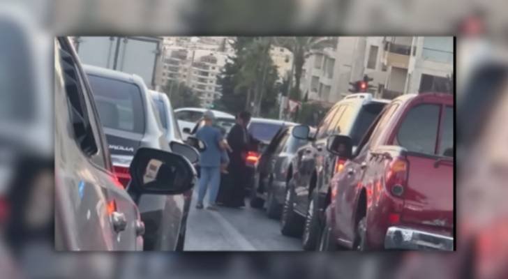بالفيديو.. سيدة تهاجم سائق مركبة في الشارع العام بمنطقة عبدون