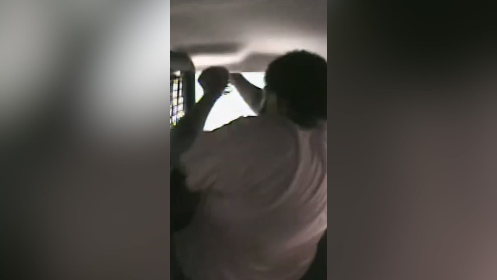 مقيد اليدين.. شاهد كيف حطم مشتبه به نافذة سيارة شرطة أمريكية وهرب منها