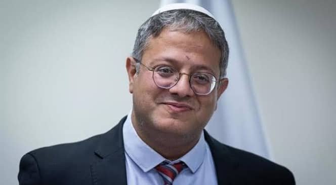 بن غفير يقتحم قرية بير هداج والسكان يهاجمونه: أنت وزير تيك توك وفاشل