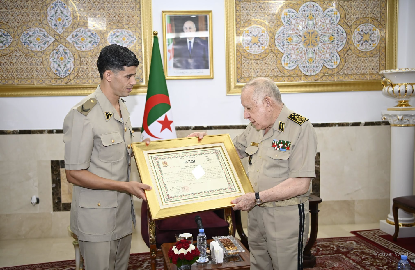 الفريق أول السعيد شنقريحة يكرم بطل العالم العداء جمال سجاتي