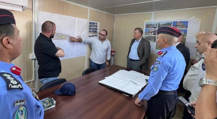 وزير الداخلية يتفقد إجراءات العمل في جسر الملك حسين