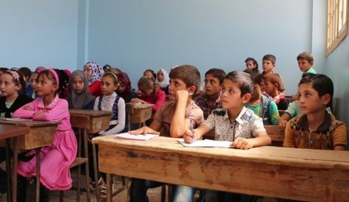تعليم الفلسطينيين في شمالي سوريا.. مدارس بعيدة وكادر ناقص وتسرب يهدد مستقبل الطلاب