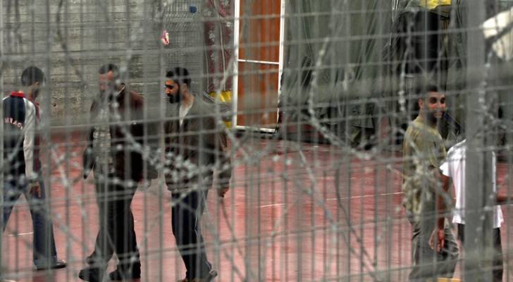 إعلام عبري: محادثات مسربة تكشف عن تعذيب ممنهج لأسرى فلسطينيين في سجن كتسيعوت