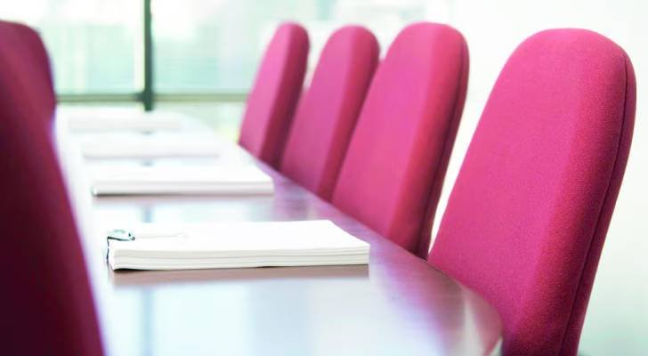 الإدارية النيابية تطالب باعتمد الإقامة الفعلية شرطا أساسيا للتعيينات الحكومية