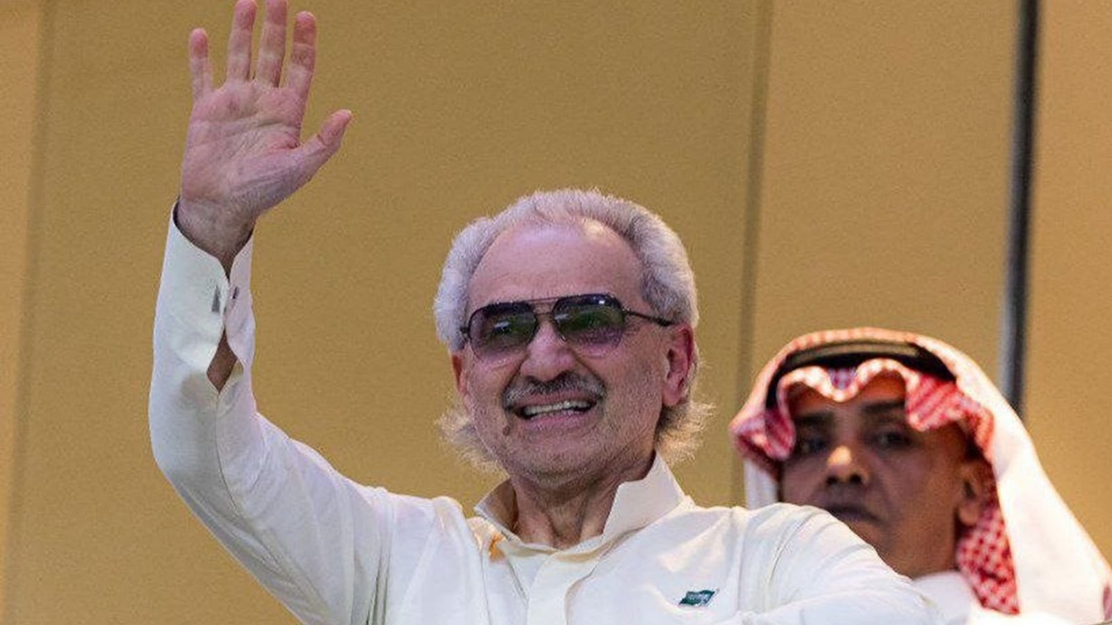 "الإعصار مستمر لسنوات".. الوليد بن طلال ينشر تدوينة عن جنسيات لاعبي الهلال