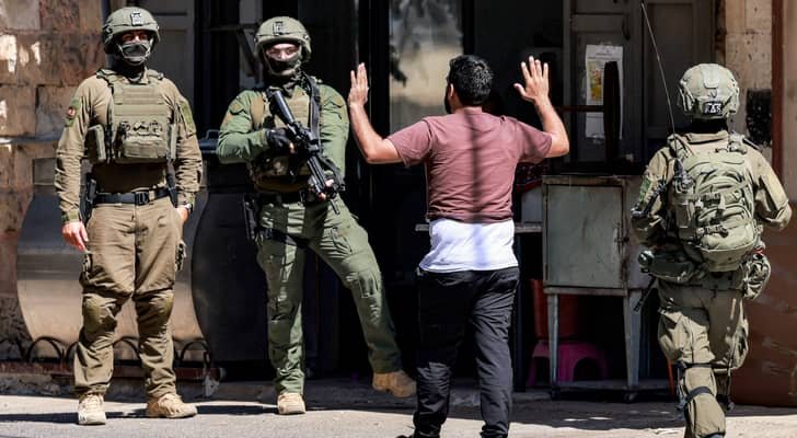 تصاعد اعتداءات الاحتلال والمستوطنين في الضفة الغربية: اعتقالات وتخريب ممتلكات وإغلاقات مشددة