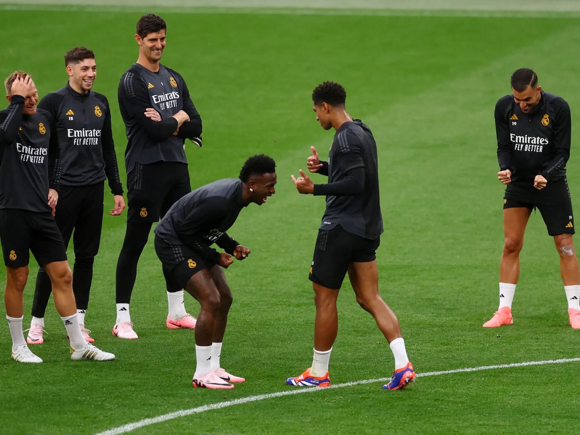 راتب أكبر لبيلينغهام وعام إضافي لكورتوا.. خطة ريال مدريد للحفاظ على نجومه