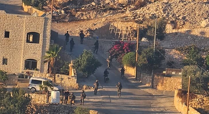 مراسل رؤيا: الاحتلال يواصل اقتحام بلدة المغير شرق رام الله ويعتقل نحو 28 فلسطينياً