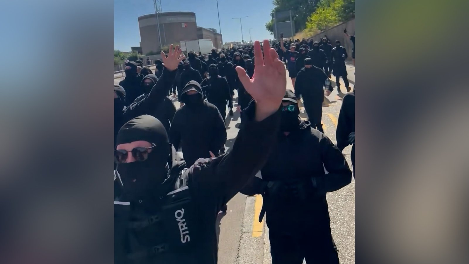 ملثمون يرتدون ملابس سوداء يغلقون الطرق في احتجاج مناهض للهجرة ببريطانيا
