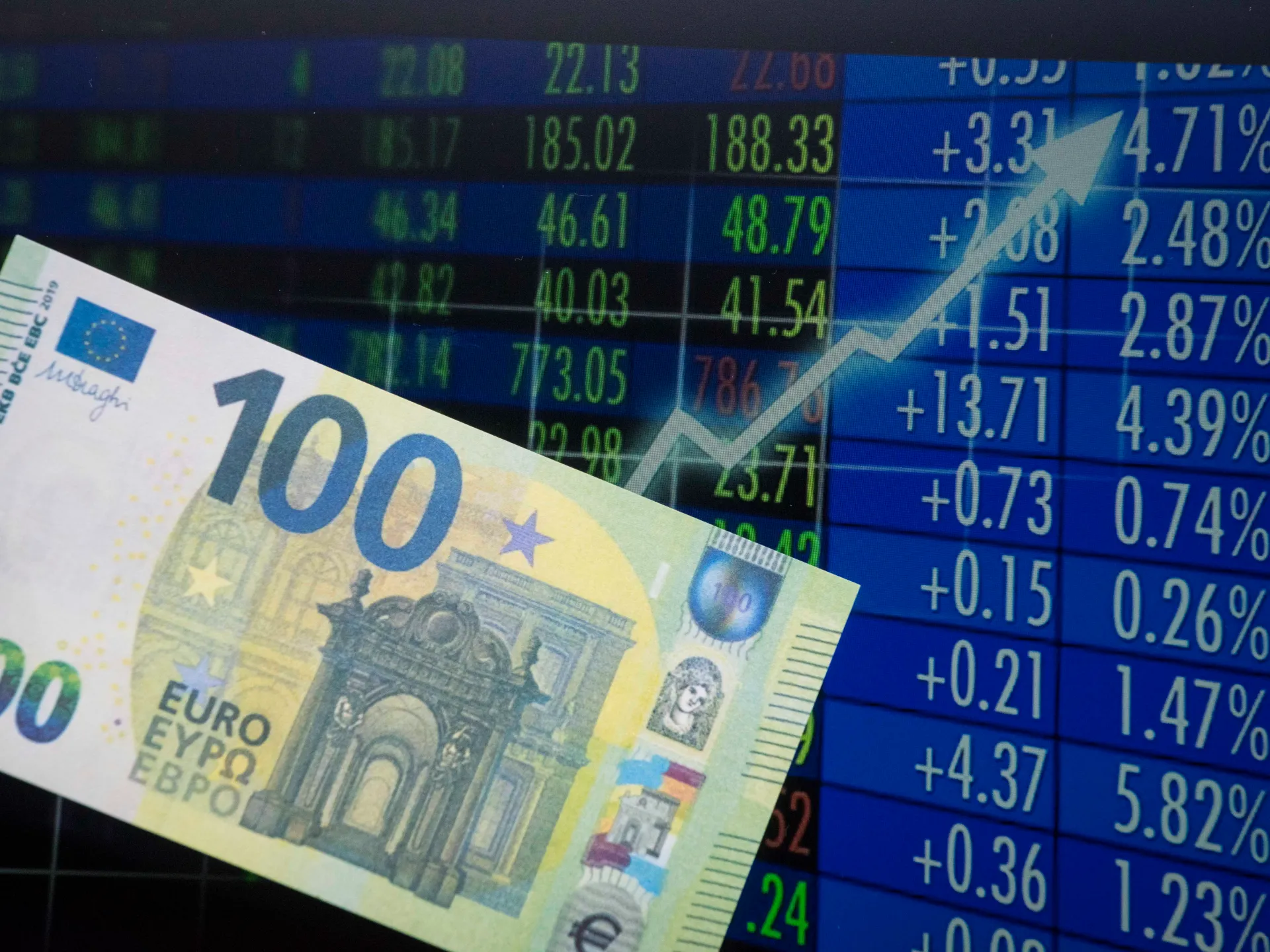 النشاط التجاري بمنطقة اليورو يخالف التوقعات وينمو بقوة
