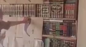 مسن سوري في حمص يهدم جداراً بعد 15 عاماً ليسترد مكتبة نجله