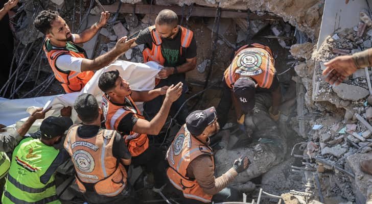 أسوشيتد برس: أكثر من 2000 مبنى مهدد بالانهيار في قطاع غزة وتعطل كامل لإعادة الإعمار