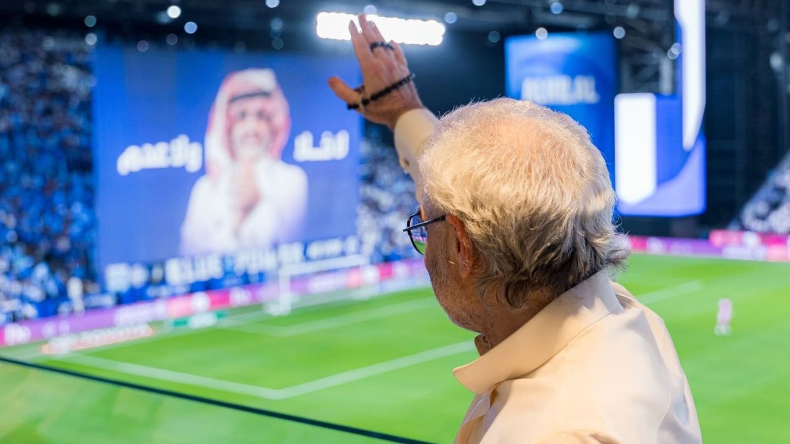هذا ما فعله الوليد بن طلال بعد رفع جمهور الهلال لافتة له