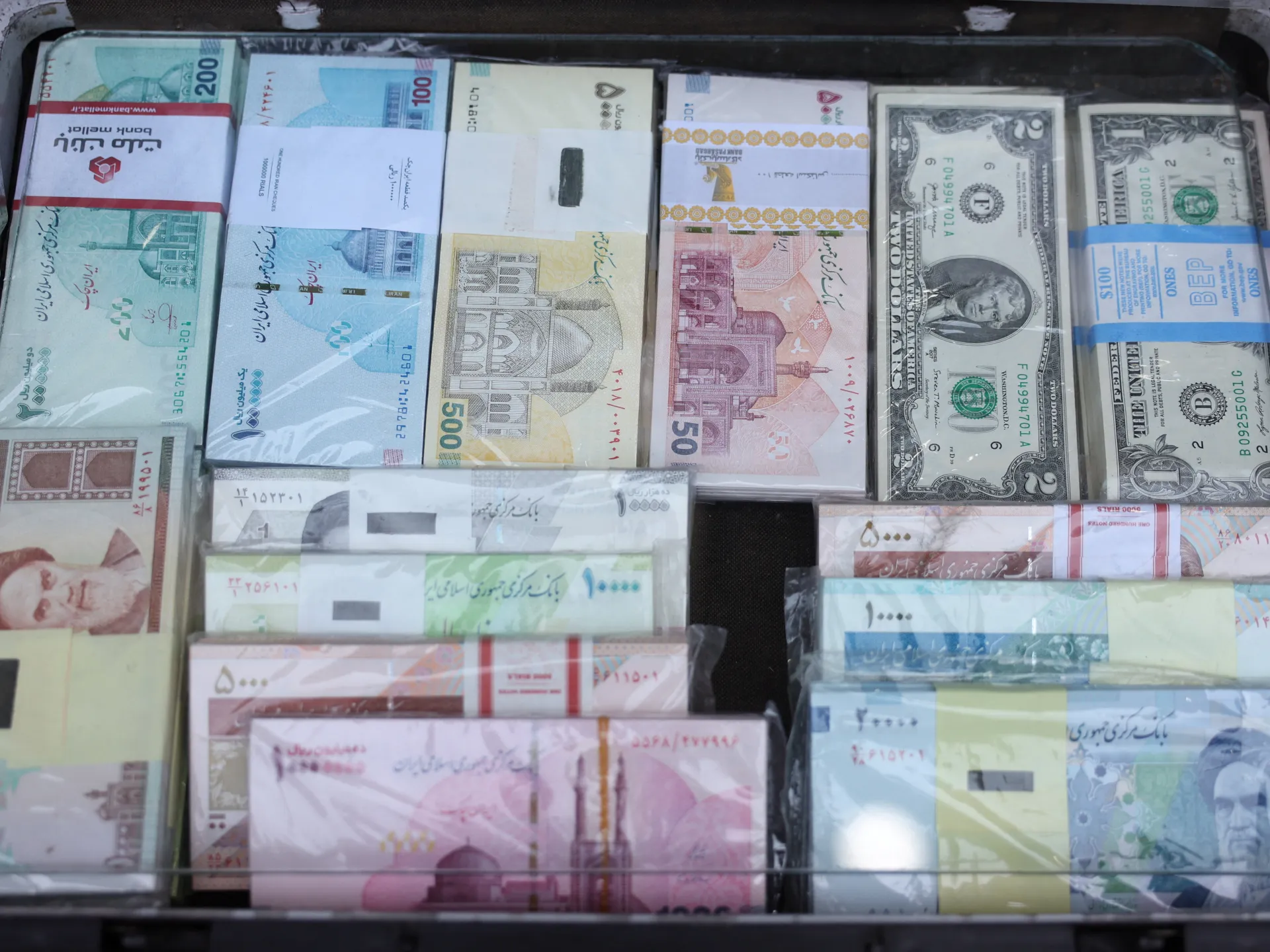 هبوط قياسي للريال الإيراني أمام الدولار