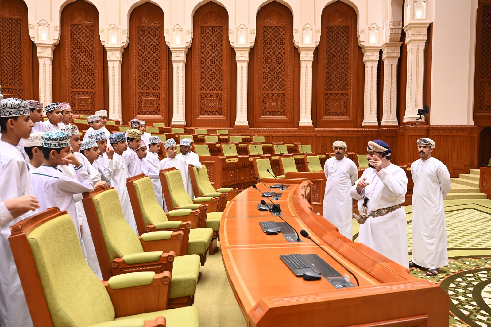 طلبة كلية الحرس السلطاني العُماني التقنية يتعرفون على اختصاصات "الشورى"