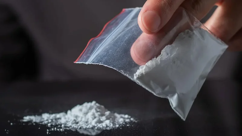 الإطاحة بمروج كوكايين‬ في الحمامات