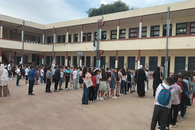 أولياء يستعيدون إيقاع المدرسة وسط تحذيرات من الضغط على التلاميذ