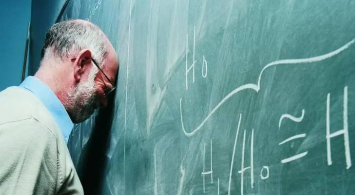 خمسة شبان ووالدهم يعــتـ.ــدون على معلم داخل مدرسة بالرمثا