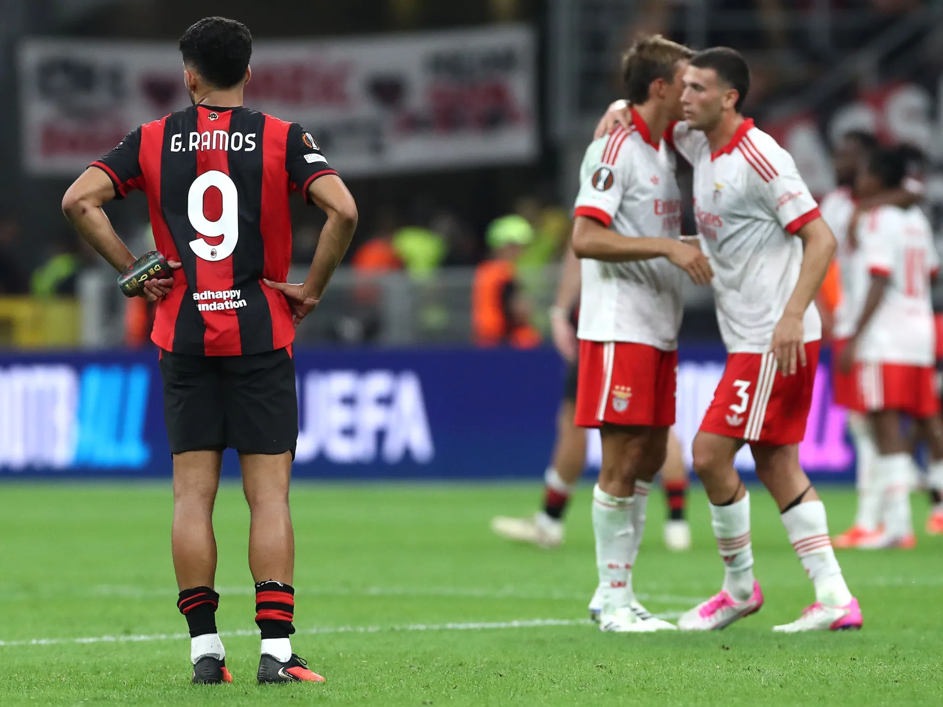 بنفيكا يُسقط ميلان وليون يتخطى أندرلخت في الدوري الأوروبي
