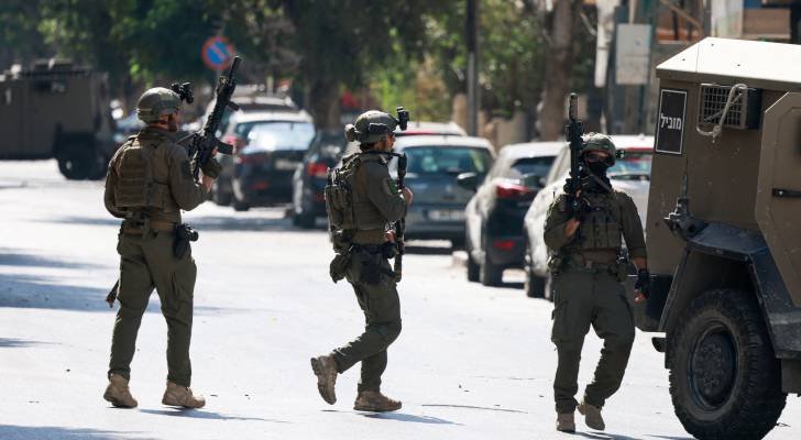 قوات الاحتلال تحاصر منزلاً في عقربا جنوبي نابلس وتستهدفه بقذيفة