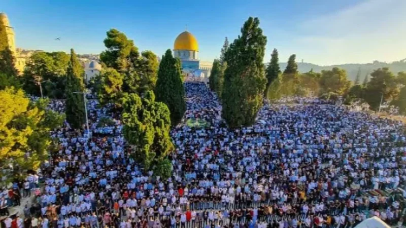 عشرات آلاف المصلين يؤدون الجمعة في الأقصى رغم القيود والتضييقات