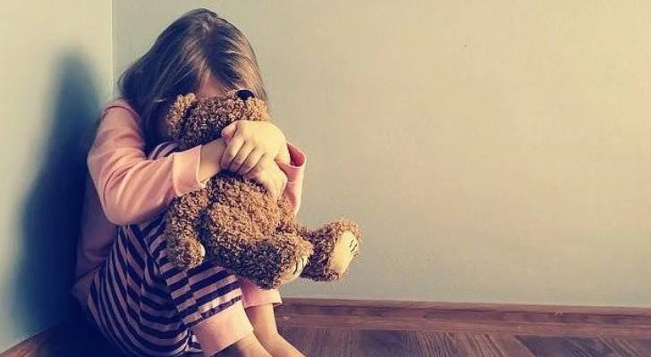 أب يضرب أبنته صاحبة الـ 7 سنوات بلوح خشب على رأسها لمشاجرتها مع أختها الصغيرة