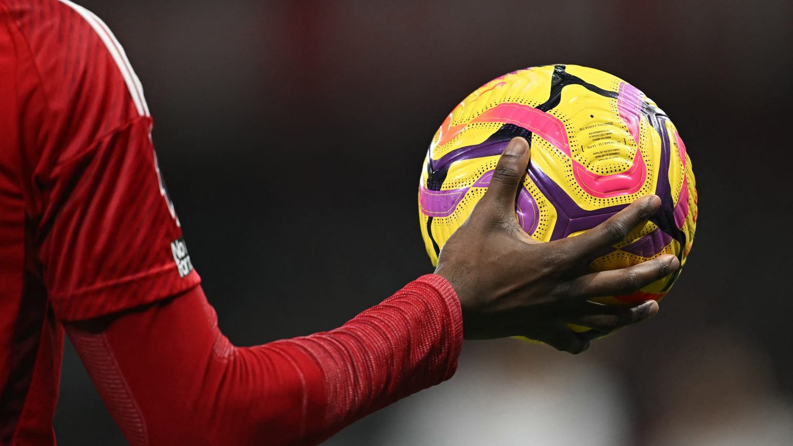 بـ"حركة بهلوانية".. لاعب إيراني يثير تفاعلًا بطريقة صناعته لهدف من رمية تماس