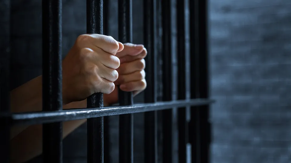 السجن 12 عاماً .. عقوبة موظف احتجز رجلاً وامرأة وطلب 100 ألف دينار لإطلاق سراحهما