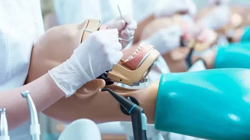مناظرة لانتداب أساتذة محاضرين مبرزين استشفائيين جامعيين في طب الأسنان