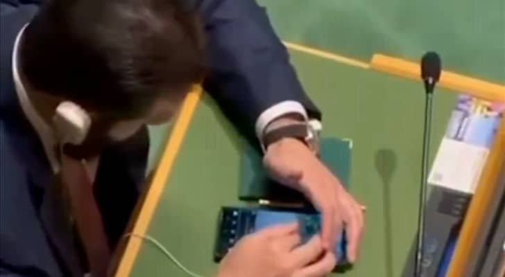 انشغال الرئيس السوري أحمد الشرع بهاتفه خلال كلمة أردوغان يثير تفاعلا بالأمم المتحدة