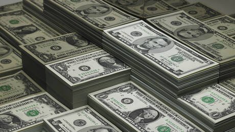 مكاسب الدولار تتواصل قبل حسم مسار الفائدة الأمريكية