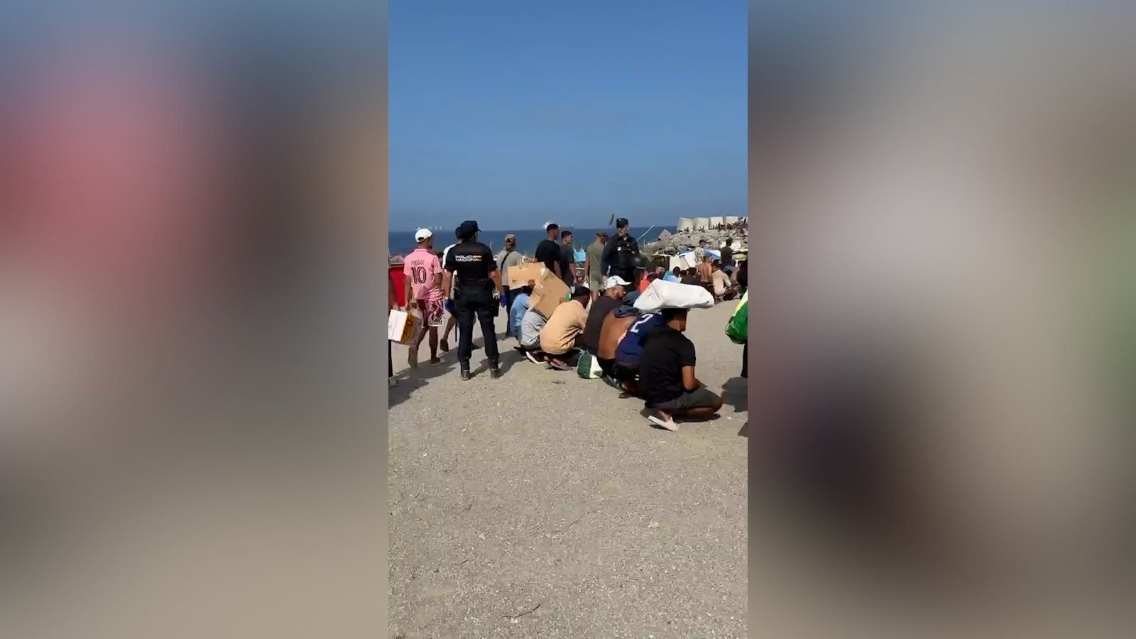 شاهد.. شاطئ سبتة يتحول إلى مخيم ضخم للمهاجرين