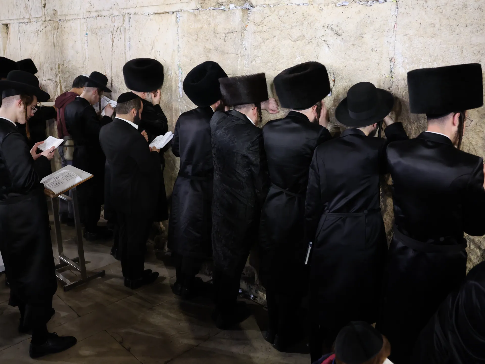 الاحتلال يحول القدس لثكنة ونتنياهو وآلاف المستوطنين يقتحمون حائط البراق