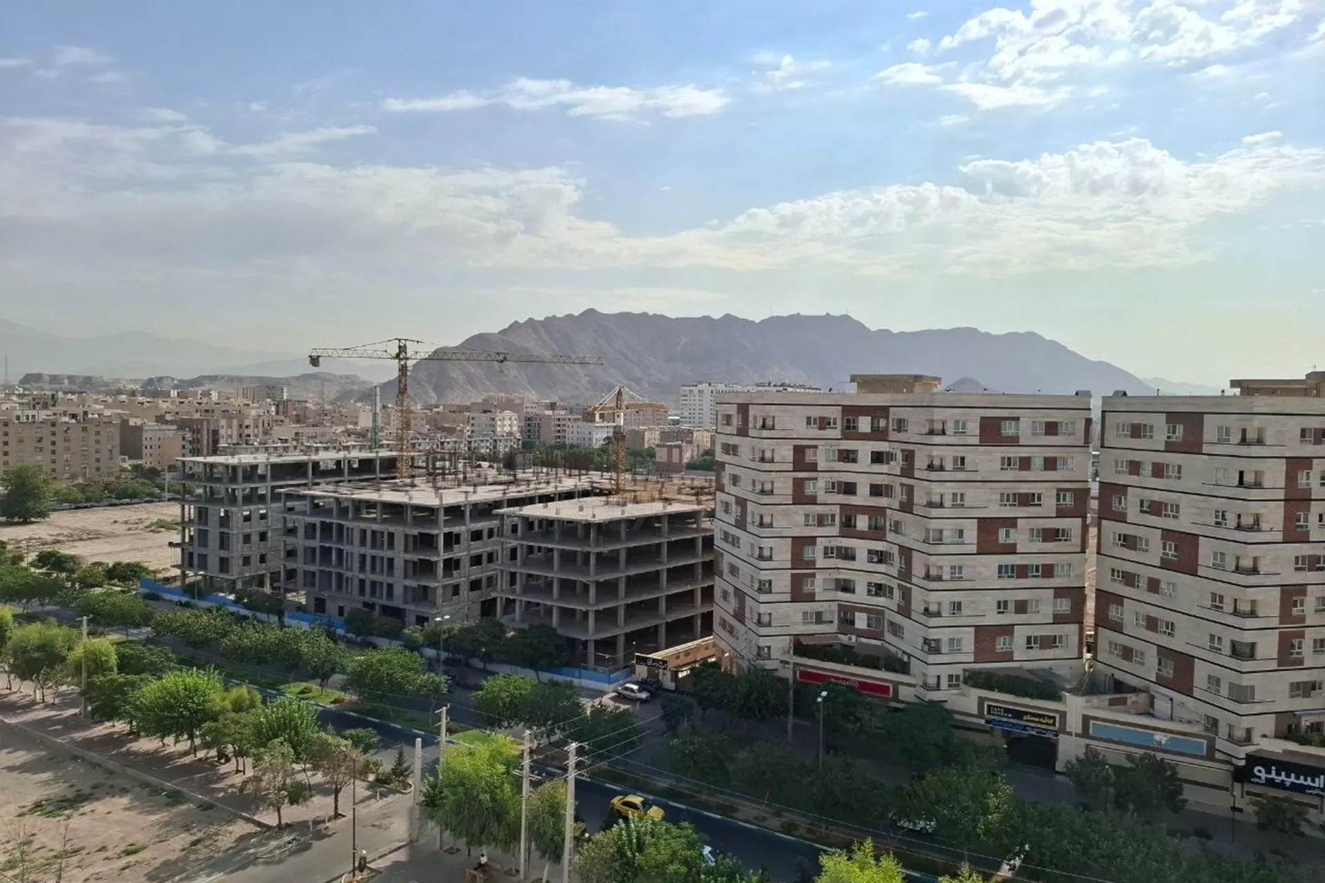 شقة بالستنتيمترات.. هل تنقذ بلدية طهران الشباب من أزمة السكن أم تبيعهم أمتارا من الوهم؟