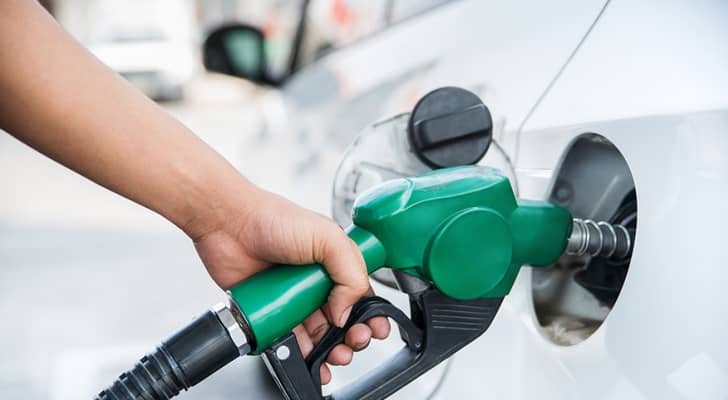 هاشم عقل يكشف لـرؤيا عن توقعات بزيادة لتر الديزل 20 قرشا والبنزين 75 فلسا