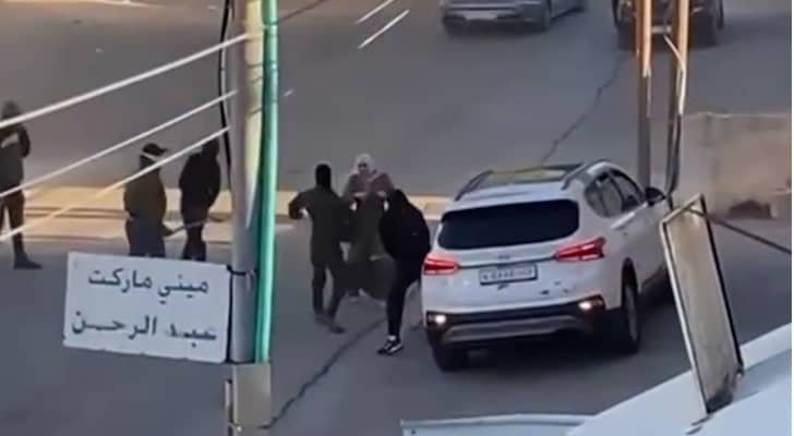 الشرطة الفلسطينية تقبض على 3 أشخاص اعتدوا على سيدة في بير نبالا شمال القدس - فيديو