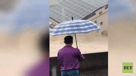 الصين.. فيضانات إعصار "ساوديل" تتسبب بانهيار مبنى
