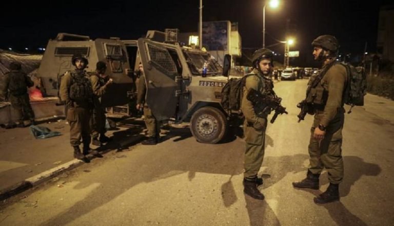 الضفة تحت إرهاب الاحتلال .. اقتحامات واعتقالات ومستوطنون يشعلون النيران بمسجد في نابلس