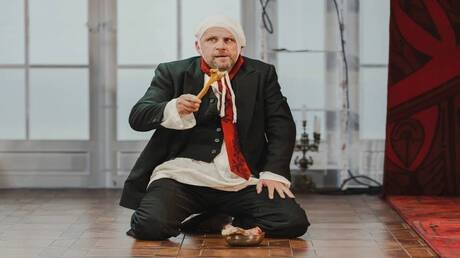 الذكاء الاصطناعي يجسّد شاريك في "قلب كلب" على مسرح نيكيتا ميخالكوف
