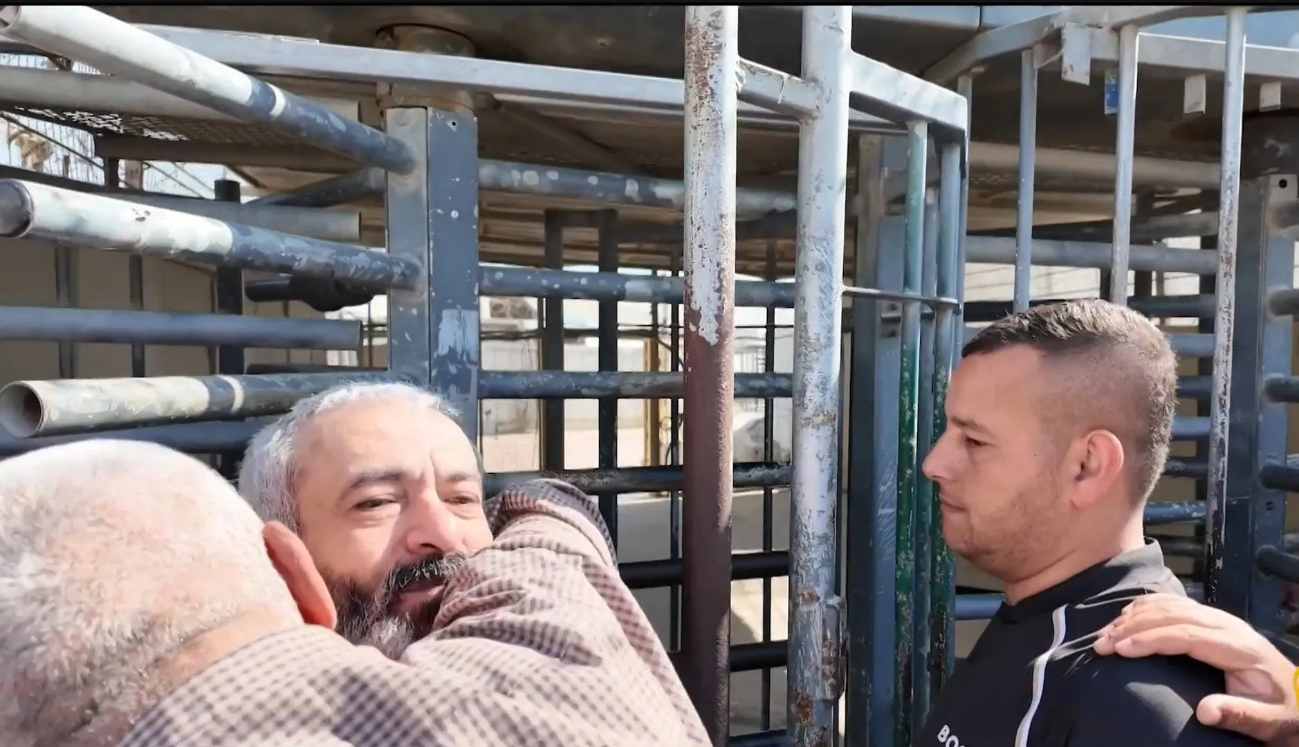 الاحتلال يقتحم منزل الزميل علي السمودي في جنين ويعتدي على نجله