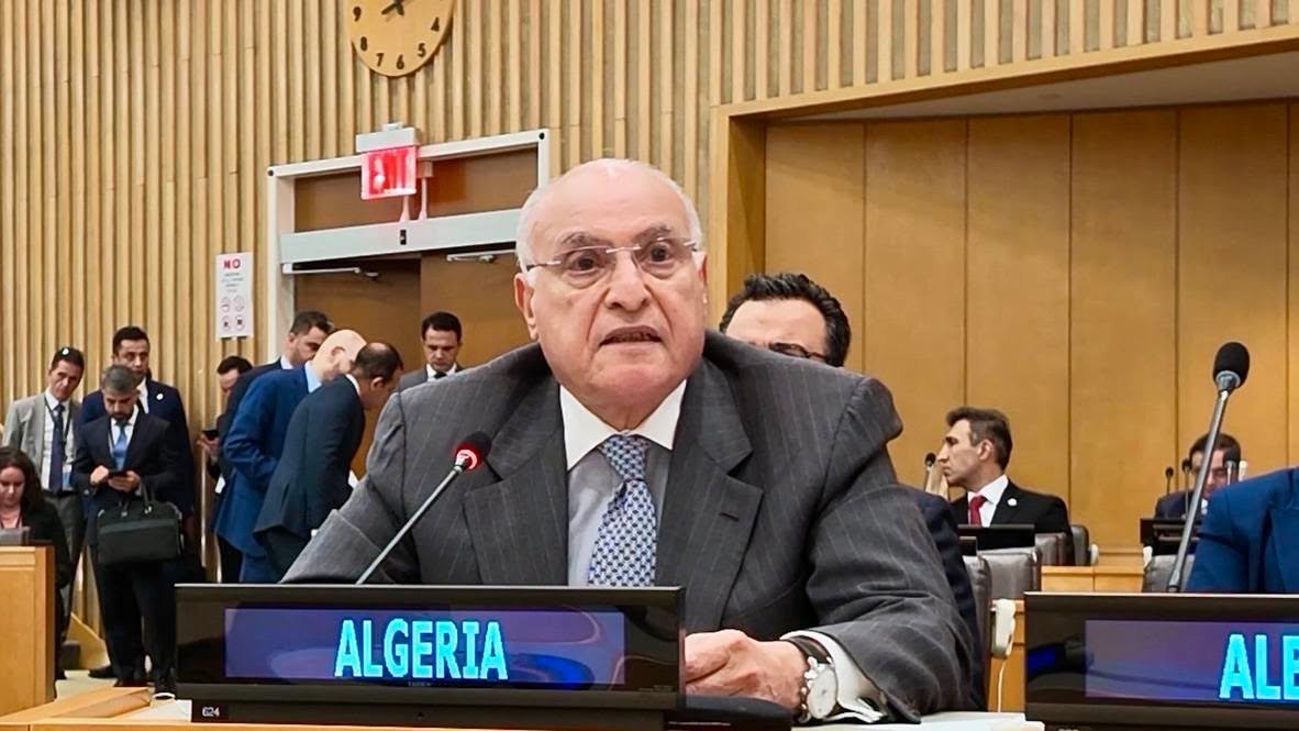 الجزائر تُؤكد تمسكها بالعمل مع منظمة التعاون الإسلامي للدفاع عن القضايا العادلة