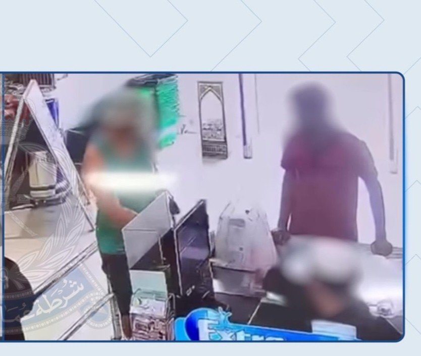شرطة عُمان السلطانية توضح حقيقة مقطعي إلقاء العملات على الموظفين